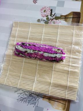 这就是卷好的寿司，看看是不是特别的紧实啊！