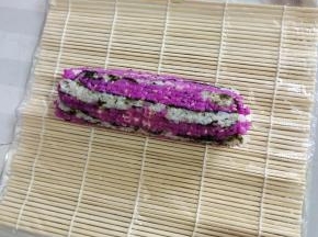 这就是卷好的寿司，看看是不是特别的紧实啊！