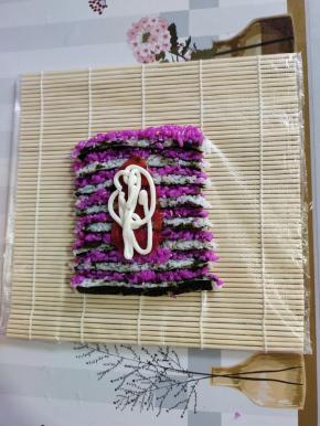 再挤上适量的香甜口味沙拉酱！