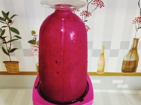 火龙果去皮，打成果汁儿备用！