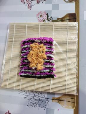 撒上适量的海苔肉松！（这个海苔肉松真的特别好吃，香甜咸鲜，是整个寿司的灵魂！）