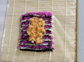 撒上适量的海苔肉松！（这个海苔肉松真的特别好吃，香甜咸鲜，是整个寿司的灵魂！）