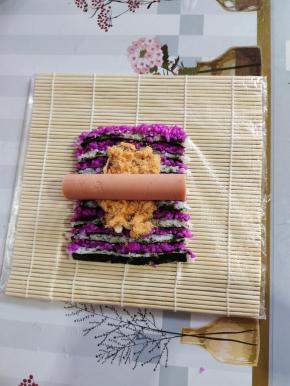 放上一根火腿肠！（也可以用香蕉或者黄瓜来代替，只要是直直的就可以！）