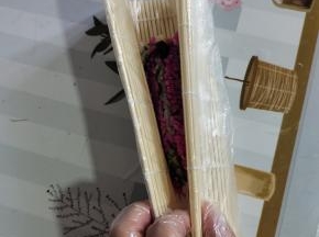 抓起寿司帘两端，往中间挤压一下！
