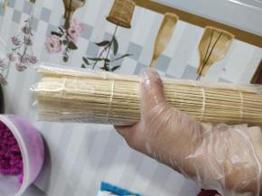 再用寿司帘卷起来，利用两个虎口上下旋转寿司帘，让寿司卷的更加紧实，这样切的时候就不用担心会裂开了！