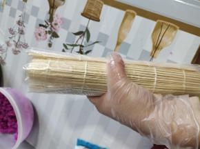 再用寿司帘卷起来，利用两个虎口上下旋转寿司帘，让寿司卷的更加紧实，这样切的时候就不用担心会裂开了！