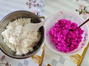 蒸熟的米饭趁热打散，放入适量的寿司醋，食用油，香油，熟白芝麻翻拌均匀，取一半米饭加入适量的火龙果汁儿翻拌均匀调成红色米饭备用！（蒸米饭的方法前面有发帖，有兴趣的可以去我主页看看哦！）