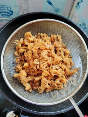 昨晚吃剩的两根油条，我把它切碎了，油温七成热，下锅炸至金黄酥脆，捞出控油备用！