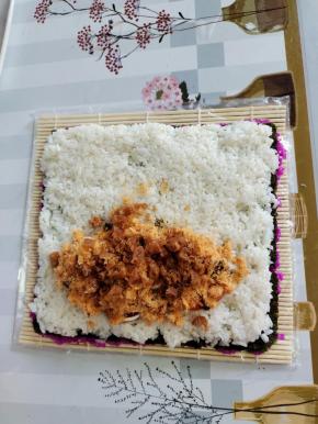 放上提前炸好的油条酥！（也可以直接去买现成的油条酥！）