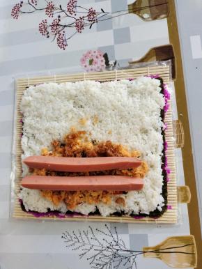 最后放上孩子们爱吃的火腿肠！（也可以再放一些黄瓜条，鸡蛋皮，胡萝卜……我家孩子不爱吃这些就没有放！）