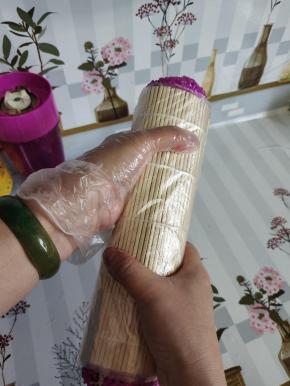 卷好的寿司，用卷帘卷起来，利用虎口上下滑动，给它均匀的按摩一下，让它卷的更紧实！