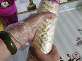 卷好的寿司，用卷帘卷起来，利用虎口上下滑动，给它均匀的按摩一下，让它卷的更紧实！