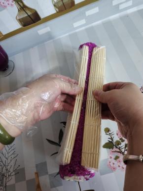用卷帘挤一下，挤成上面尖尖的形状！（这样摆盘好看一些，有些像爱心，也可以省略这一步，直接切！我今天卷的米有些多了，做出来的寿司胖乎乎的哈哈哈…不过自己吃无所谓啦，关键是味道好！）