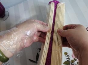 用卷帘挤一下，挤成上面尖尖的形状！（这样摆盘好看一些，有些像爱心，也可以省略这一步，直接切！我今天卷的米有些多了，做出来的寿司胖乎乎的哈哈哈…不过自己吃无所谓啦，关键是味道好！）