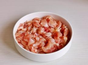 鸡腿去骨去皮切小块。