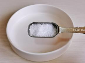 碗中加白砂糖。