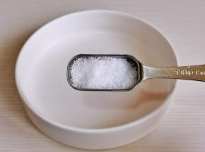 碗中加白砂糖。