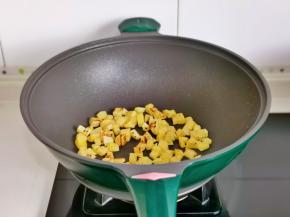 土豆丁加入锅中，无油煎至金黄盛出。