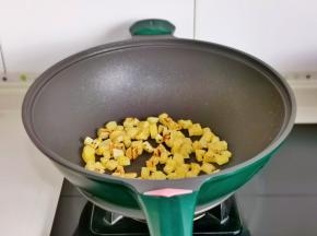 土豆丁加入锅中，无油煎至金黄盛出。