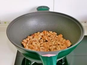 倒入鸡丁煸炒变色。（不加油）