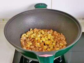 加入煎好的土豆丁。