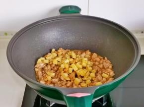 加入煎好的土豆丁。