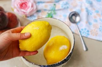 柠檬用粗盐搓干净表皮，洗干净后在清水中浸泡一下，把柠檬表面的蜡去掉。