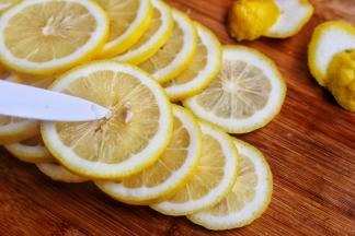 清洗好的柠檬去掉表面水分切片去籽备用。