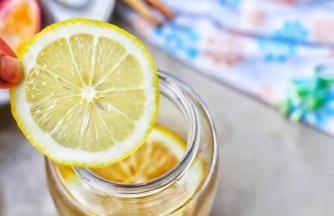 然后铺上一层柠檬，