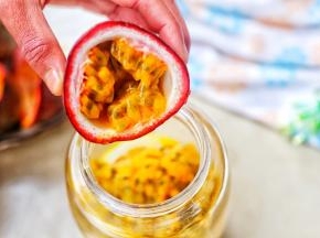 接着百香果，