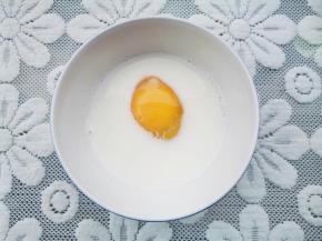 黄油提前融化。鸡蛋打入温热的牛奶中搅散，