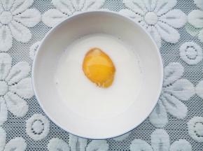 黄油提前融化。鸡蛋打入温热的牛奶中搅散，