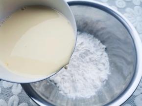 倒入麻薯粉中，加入糖粉，