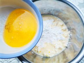 然后倒入黄油，充分揉匀，