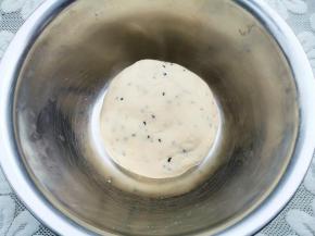 然后加入黑芝麻，揉成光滑的面团，