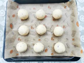 分成25g大小均等的面团搓匀。