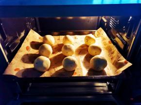 放入铺好油纸的烤盘，面团团表面喷一层水，推入提前预热好的烤箱，上下火中层180度烤25分钟即可。