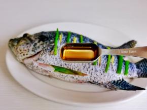 淋上料酒。