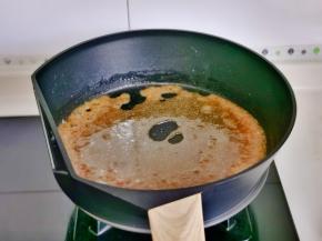 蒸鱼的汤汁倒入锅中，加入一勺生抽，烧至浓稠关火。