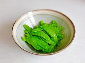 荷兰豆去跟去尖洗净。