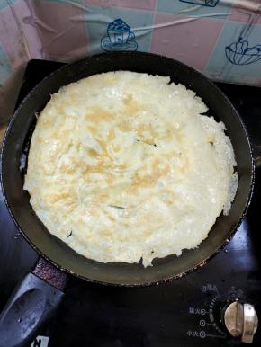 1个鸡蛋打散，加入1勺水淀粉充分搅拌均匀，锅烧热，倒入少许油润一下锅，倒入蛋液，摊成鸡蛋皮备用！
