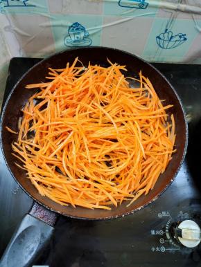 锅烧热，倒少许油，放胡萝卜丝，加少许盐，芝麻炒软就可以了！（胡萝卜一定要去炒，因为胡萝卜是脂溶性的维生素，炒过了才有营养！而且炒过的胡萝卜没有生的胡萝卜的味道，而且特别的香！）