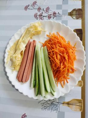 黄瓜去瓤切成条，火腿肠切成条，鸡蛋皮切成条，和炒好的胡萝卜丝放在一起备用！