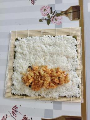 放上适量的海苔肉松和油条酥！