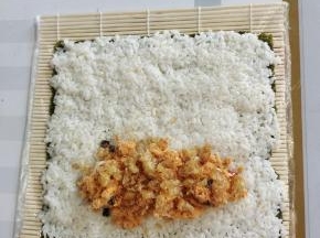放上适量的海苔肉松和油条酥！
