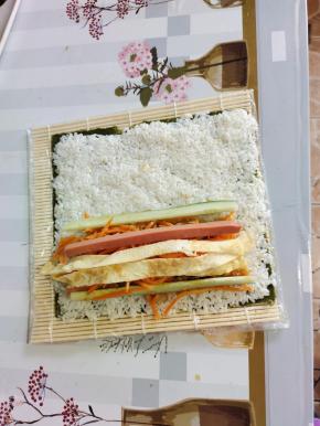 根据自己的喜好，放入黄瓜条，火腿肠，胡萝卜丝，鸡蛋皮！