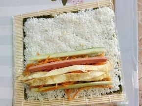 根据自己的喜好，放入黄瓜条，火腿肠，胡萝卜丝，鸡蛋皮！
