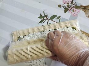 边卷边按压！