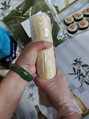 用我们的虎口和拇指给它团！