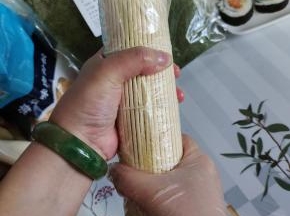 用我们的虎口和拇指给它团！